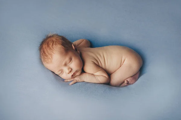 Bebê Recém Nascido Mentindo Imitação Bebé Útero Linda Menina Dormindo — Fotografia de Stock