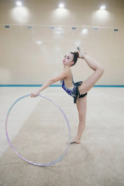 Uma Rapariga Fato Treino Fazer Exercícios Com Hoop Conceito Estilo — Fotografia de Stock