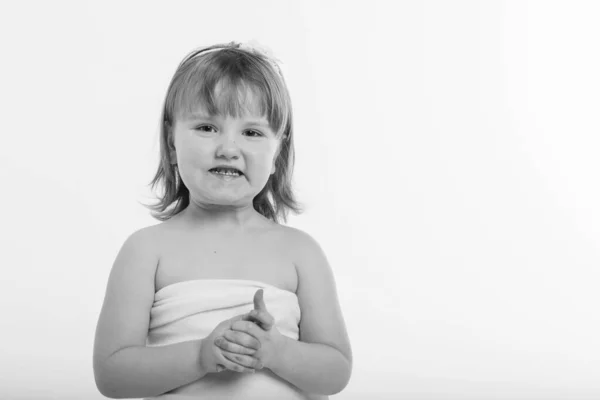 Una Bambina Smorfia Uno Sfondo Bianco Bambino Sta Tramando Qualcosa — Foto Stock