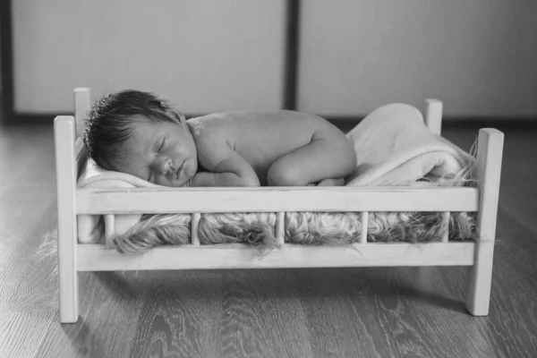 Naakte Baby Liggend Een Houten Bed Portret Van Een Klein — Stockfoto