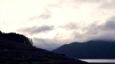 hava gözlem kavramı, meteoroloji - dağlarda bulutların oluşumu. havadan görünüm zaman atlamalı. hızlı çekim