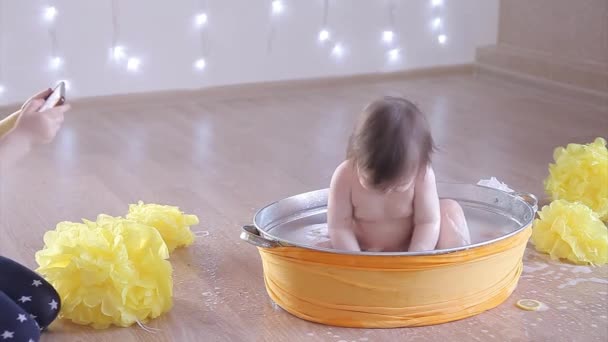 Una Bambina Sta Facendo Bagno Bagno Con Limone Pompelmo Bambino — Video Stock