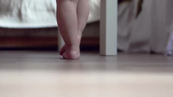 Benen Van Een Pasgeboren Baby Close Eerste Stap Voetmassage Kinderconcept — Stockvideo