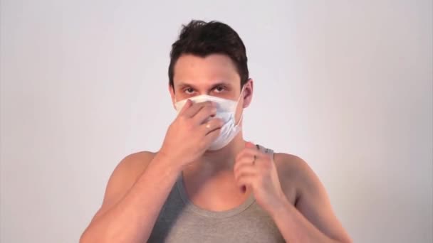 Retrato Homem Feliz Fundo Branco Que Usa Uma Máscara Médica — Vídeo de Stock