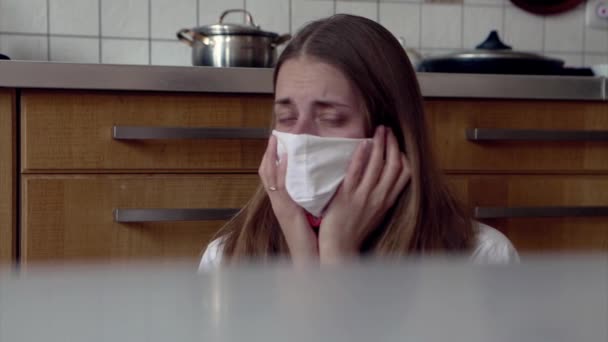 Ritratto Una Ragazza Che Coprì Viso Con Una Maschera Occhi — Video Stock