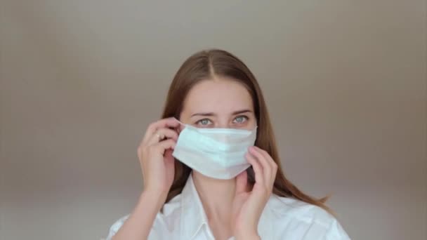 Portrait Une Femme Sur Fond Blanc Portant Masque Médical Démonstration — Video