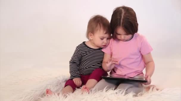 Παιδιά Βλέπουν Κινούμενα Σχέδια Στην Ταμπλέτα Οικογενειακός Χρόνος Διακοπές Έννοια — Αρχείο Βίντεο