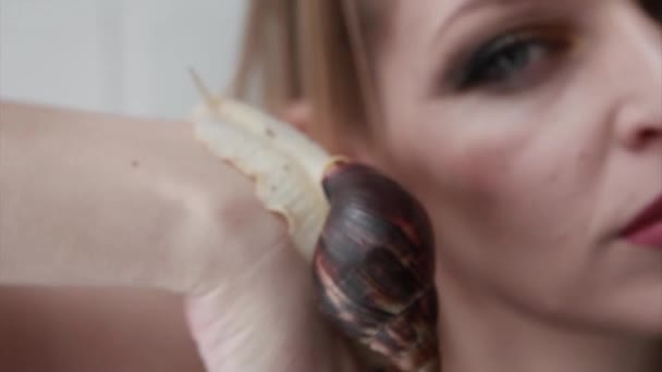 Model Drží Šneka Ruce Reklamy Kosmetiku Antigravitační Krémy Ošetření Rtů — Stock video