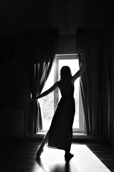 Okna Objevila Silueta Tančící Dívky Žena Světle Pojem Posílení Ženského — Stock fotografie