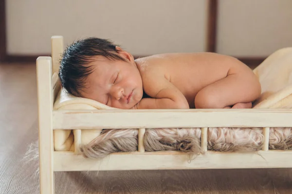 Naakte Baby Liggend Een Houten Bed Portret Van Een Klein — Stockfoto