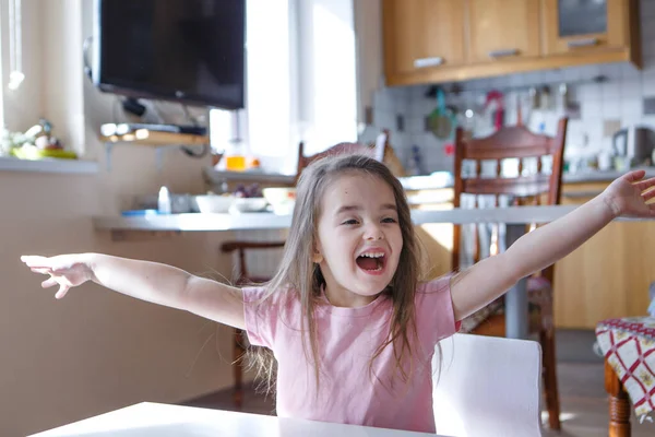 喜んで悲鳴を上げる子供 その少年は手を上げた 感情感情Ivf幸福の表現の自由という概念です — ストック写真