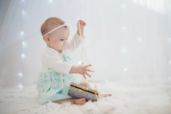 Child Plays Colored Beads Girl Becomes Little Lady Concept Fine — Stock Photo, Image