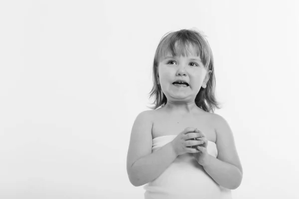 Une Petite Fille Grimace Sur Fond Blanc Enfant Mijote Quelque — Photo