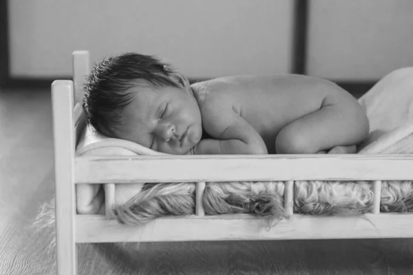 Naken Baby Liggande Träsäng Porträtt Ett Litet Barn Begreppet Barndom — Stockfoto