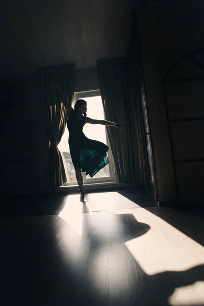 창문에서 춤추는 실루엣 여성의 스포츠 아름다움 스타일을 강화하는 — 스톡 사진