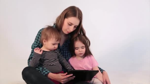 Bir Anne Çocuklarına Tabletteki Çizgi Filmleri Gösterir Aile Zamanı Eğlence — Stok video