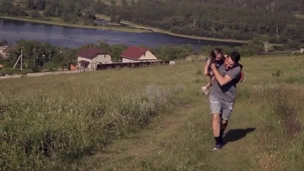 Padre Cammina Con Sua Figlia Nel Prato Uomo Getta Bambino — Video Stock