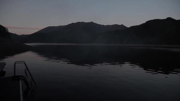 Conceito Passeios Barco Recreação Viagem Salpicos Água Azul Rio Montanhas — Vídeo de Stock