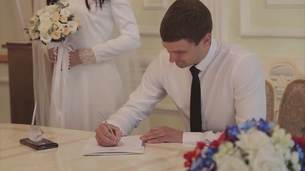 Bruden Och Brudgummen Undertecknar Ett Äktenskapsförord Nygifta Registerkontoret Familjedag — Stockvideo