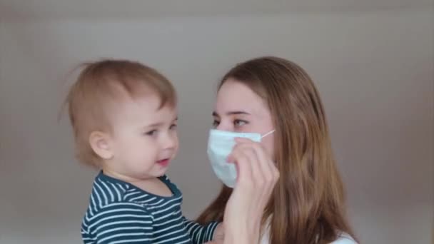 Μητέρα Μιλάει Στο Παιδί Μέσω Ιατρικής Μάσκας Επίδειξη Ιατρικού Εξοπλισμού — Αρχείο Βίντεο