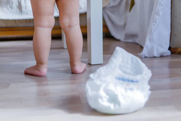 赤ちゃんとオムツ 赤ん坊はポテトの上を歩くことを学んだ 使用済み素材 健康な消化器系の概念 親を助ける トイレの訓練 — ストック写真