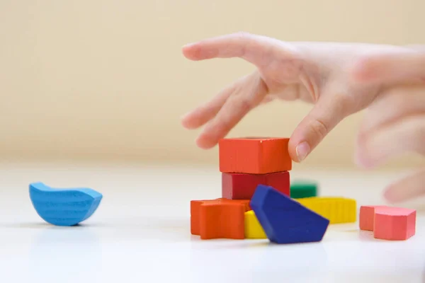 Dziecko Bawi Się Kolorowymi Figurami Szczegóły Zabawki Dłoniach Pojęcie Rozwój — Zdjęcie stockowe