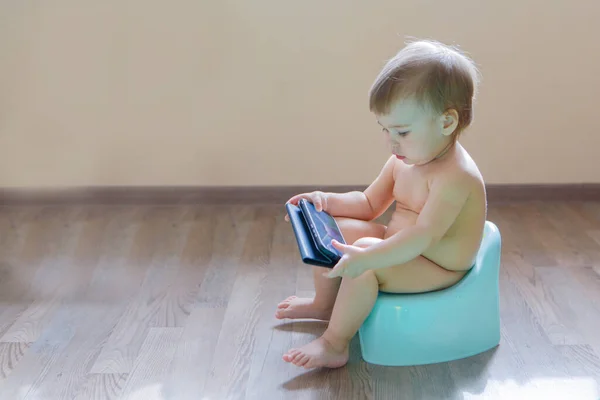 Little Girl Sitting Potty Playing Her Phone Viewing Cartoons Ordering — Stock Photo, Image