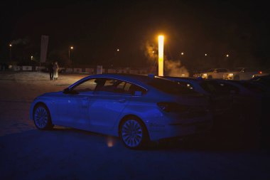 Bmw, Moskova, 1.11.2018: araba modelinin tanıtımı, test pistindeki arabalar, tekerleklerin altındaki toz, yoldaki raylar, yarış, sürüş okulunda sürüş eğitimi