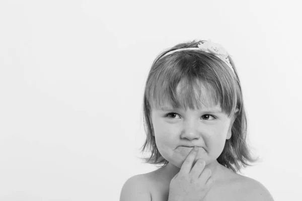 Uma Menina Sorri Contra Fundo Branco Criança Está Tramar Alguma — Fotografia de Stock
