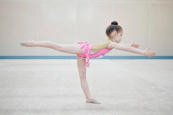 Fată Costum Tracksuit Face Întindere Gimnast Merge Pentru Sport Concept — Fotografie, imagine de stoc