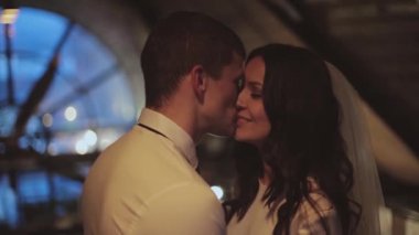 Bir çift aşık kucaklaşması. Bir erkek ve bir kadın birbirlerinin gözlerinin içine bakar. Gelin ve damat sevgililer gününde öpüşürler. 14 Şubat