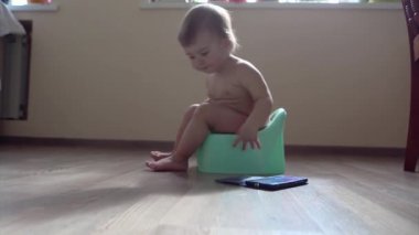 Küçük bir kız tuvalette oturuyor ve telefonuyla oynuyor. Çizgi film izlemek. Aletlerle nasıl çalışılacağını öğreniyor. Modern teknolojiyle kavramsallık, sağlıklı sindirim, haneye tecavüz.