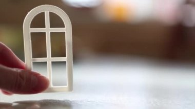 Beyaz arka planda tıbbi maske takan bir adamın portresi. Tıbbi ekipmanların tanıtımı. Adam işaret ediyor. Karantina, kendini izole etme, koronavirüsten koruma, virüs, hastalık korkusu, tedavi, ilaç