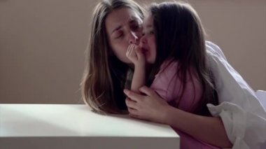 Anne çocuğu sakinleştirir. Kız ağlıyor, kadın gözyaşlarını siliyor. Aile ilişkileri, psikoloji, sinir bozuklukları çocuk günü, anneler günü, aile günü kavramı.