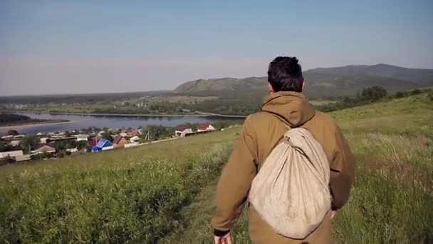 Portrait Homme Sur Fond Blanc Qui Porte Masque Médical Démonstration — Video