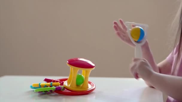 Kind Met Een Baby Rammelaar Het Meisje Speelt Concept Van — Stockvideo