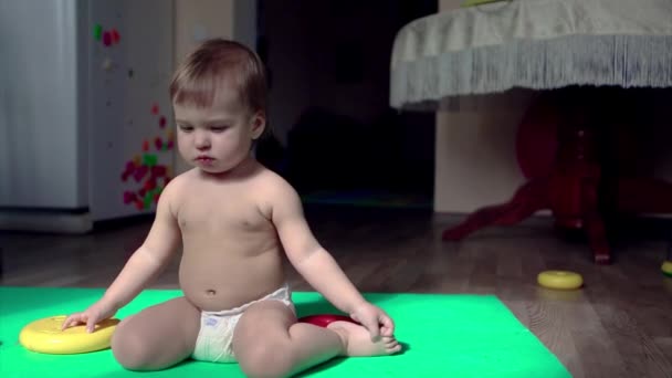 Niño Con Sonajero Bebé Chica Está Jugando Concepto Desarrollo Habilidades — Vídeo de stock