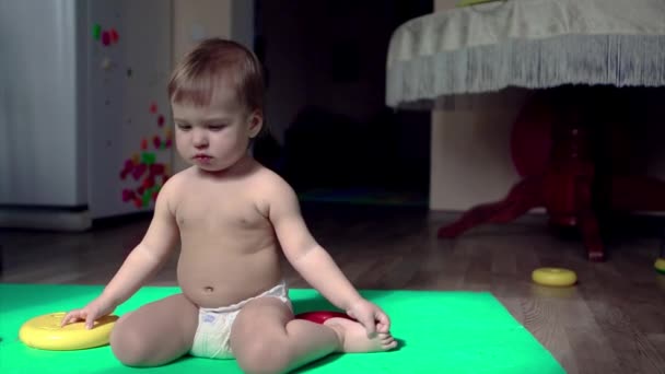 Criança Com Chocalho Bebê Rapariga Está Brincar Conceito Desenvolvimento Habilidades — Vídeo de Stock