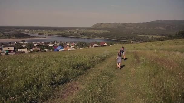 Der Vater Geht Mit Seiner Tochter Auf Der Wiese Spazieren — Stockvideo