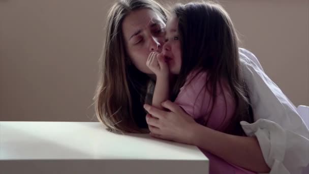 Мать Успокаивает Ребенка Девушка Плачет Женщина Вытирает Слезы Концепция Семейных — стоковое видео