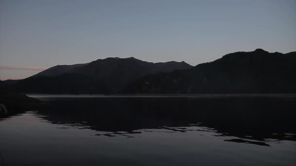 Conceito Passeios Barco Recreação Viagem Salpicos Água Azul Rio Montanhas — Vídeo de Stock