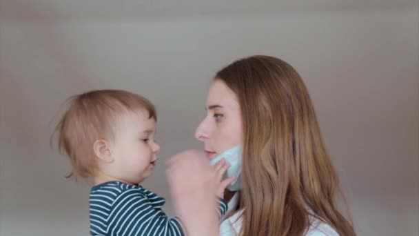 Madre Habla Con Niño Través Una Máscara Médica Demostración Equipos — Vídeo de stock