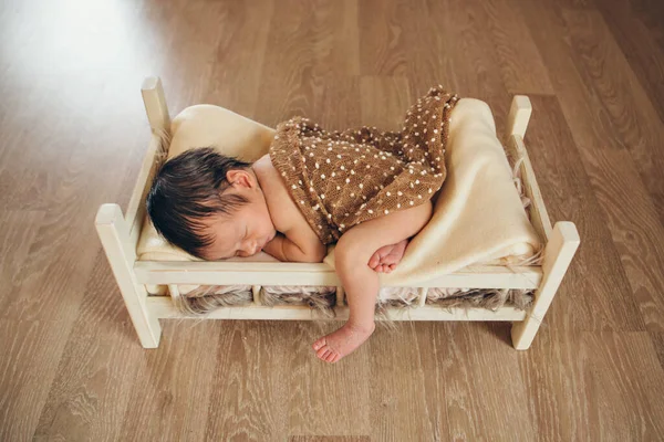 Baby Liggend Een Houten Bed Onder Een Deken Portret Van — Stockfoto
