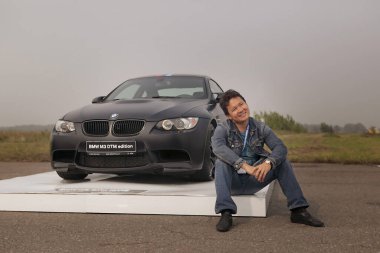BMW reklamcılık, Moskova, 1.11.2018: araba modelinin tanıtımı, test pistindeki arabalar