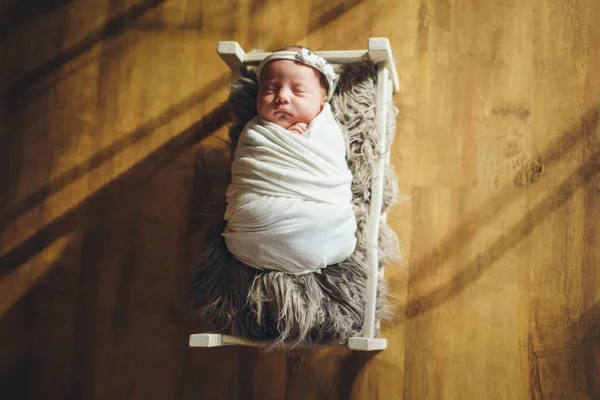 Baby Liggend Een Houten Bed Onder Een Deken Portret Van — Stockfoto