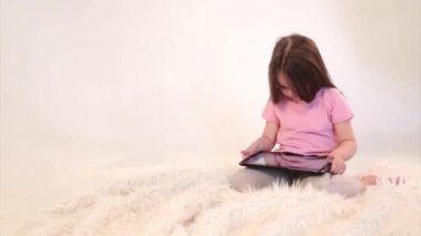 Çocuk tablette çizgi film seyrediyor. Aile zamanı, tatil. Ev ödevi, karantina, kendini izole etme, koronavirüsten koruma, virüs, ev eğitimi, mesafe çalışması, eğitim
