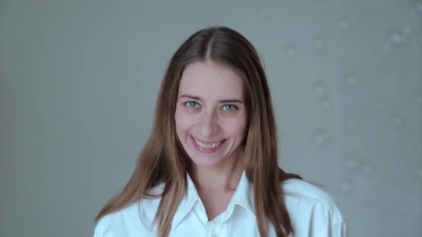 Porträt Einer Glücklichen Frau Auf Weißem Hintergrund Die Eine Medizinische — Stockvideo