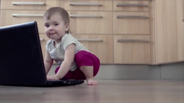 Małe Dziecko Bawi Się Komputerze Cudowne Dziecko Uczy Się Technik — Wideo stockowe