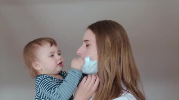 Mamman Pratar Med Barnet Genom Medicinsk Mask Demonstration Medicinsk Utrustning — Stockvideo