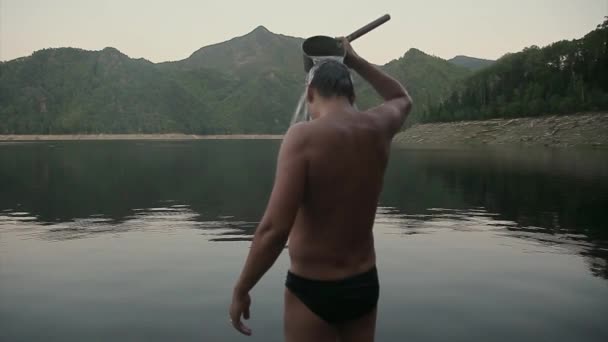 Islak Adam Gölün Yanında Duruyor Adam Kendini Kovayla Suluyor Soğuk — Stok video